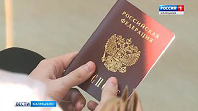 Юные элистинцы получили свои паспорта в торжественной обстановке