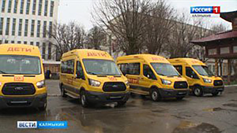 4 современных микроавтобуса отправились в школы республики