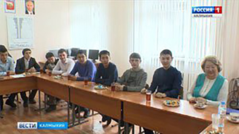 Депутат ГосДумы Марина Мукабенова вручила именные стипендии студентам