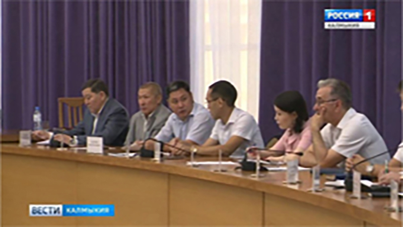 В Президиуме Правительства Калмыкии обсудили развитие автодорог и поддержку аграриев
