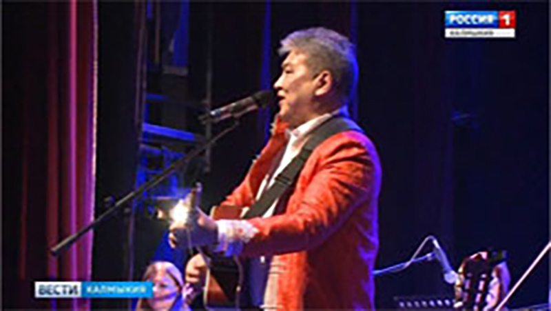 Аркадий Манджиев дал концерт в Национальном драматическом театре
