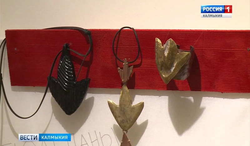 В Национальном музее открылась выставка художника-ювелира Цаганы Бадаевой