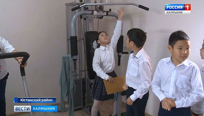 Глава Калмыкии принял участие в открытии спортивного зала в Харбинской школе