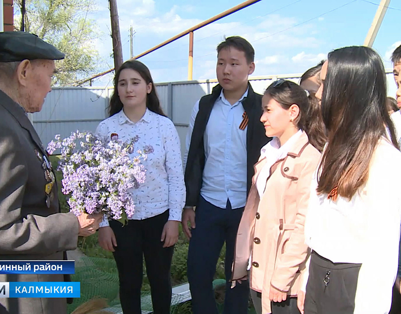 Школьники поздравили участника битвы на Курской дуге