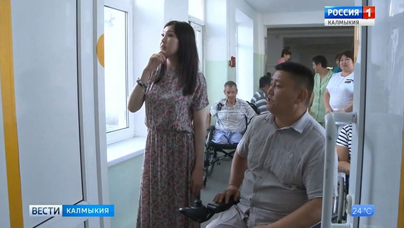 Марина Мукабенова посетила Элистинский дом-интернат для престарелых и инвалидов