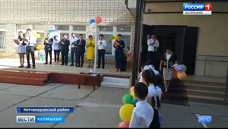 Бату Хасиков поздравил ребят с новым учебным годом