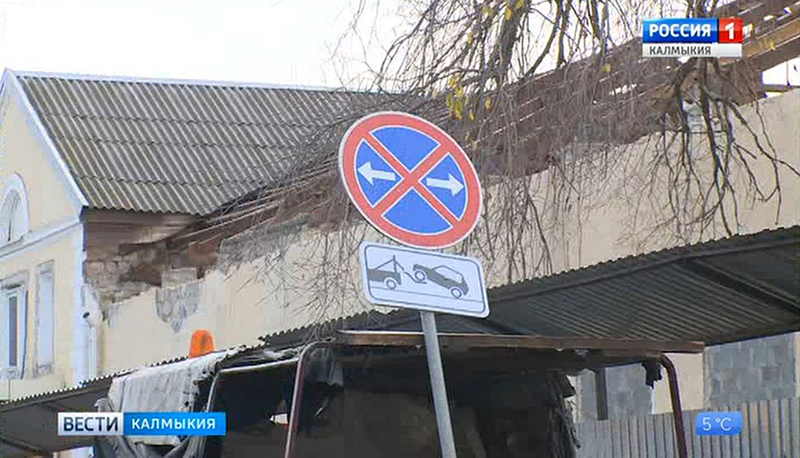 По улице Горького установлен знак «Работает эвакуатор»