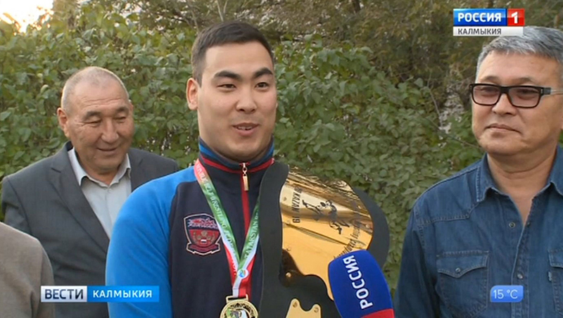 Санджи Каруев стал чемпионом мира по борьбе на поясах