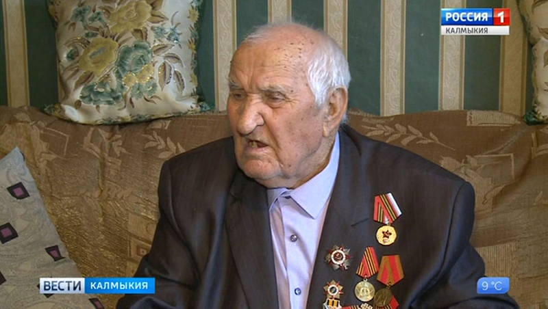 Ветеран Великой Отечественной войны принимает поздравления