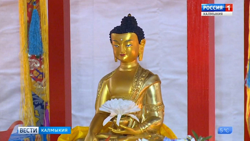 Верующие Калмыкии отмечают День нисхождения на землю Будды Шакьямуни