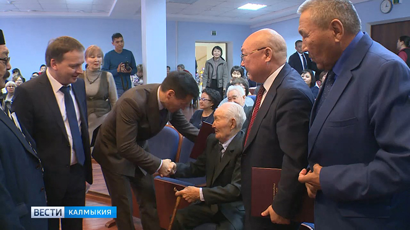 Звание Почётный гражданин Калмыкии присвоено поэту Андрею Джимбиеву
