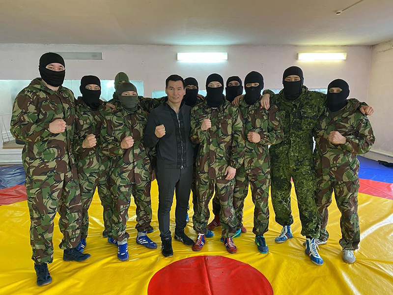 Глава республики Бату Хасиков провел мастер-класс для бойцов спецподразделения «Гром»