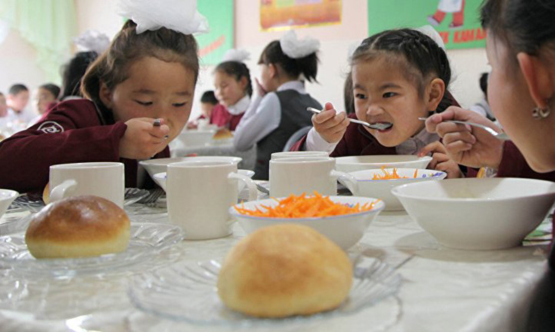 Обеспечение школьников начального блока горячим питанием на контроле региональных властей