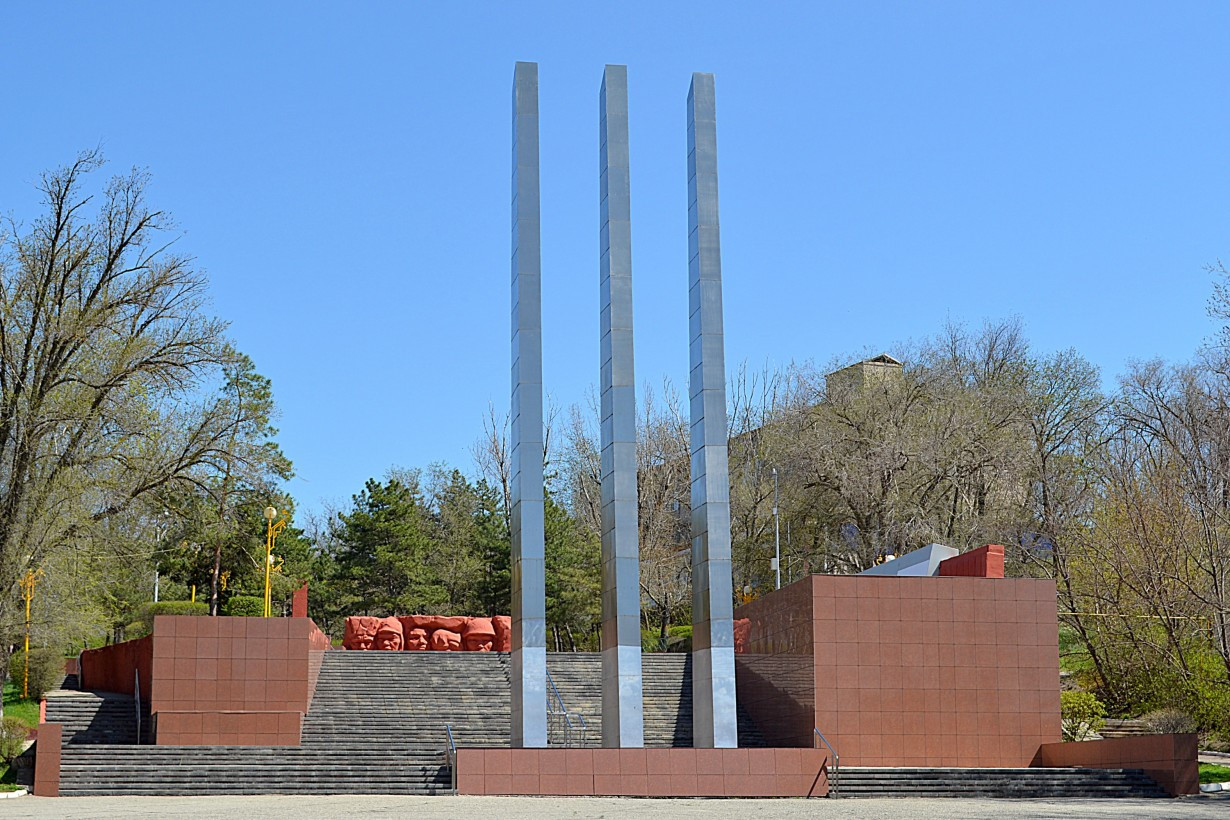 В Элисте проводится реставрация мемориального комплекса «Вечный огонь»