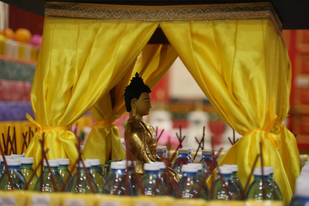 Сегодня в День рождения, Просветления и ухода в Махапаринирвану Будды Шакьямуни верующие Калмыкии приняли 8 однодневных обетов Махаяны