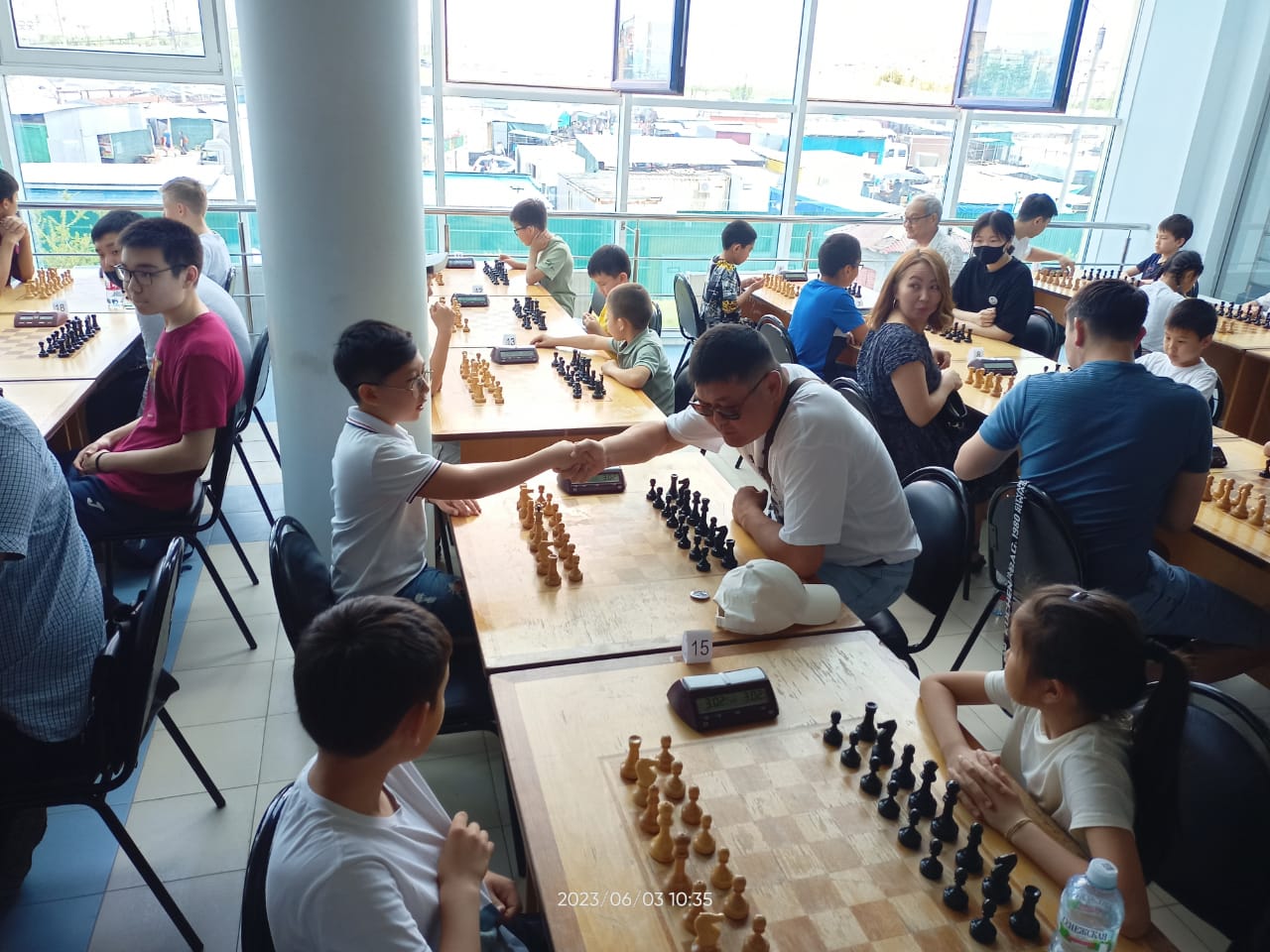 Сегодня в Ойрат-Арене стартовал турнир по шахматам памяти Санала Шарапова