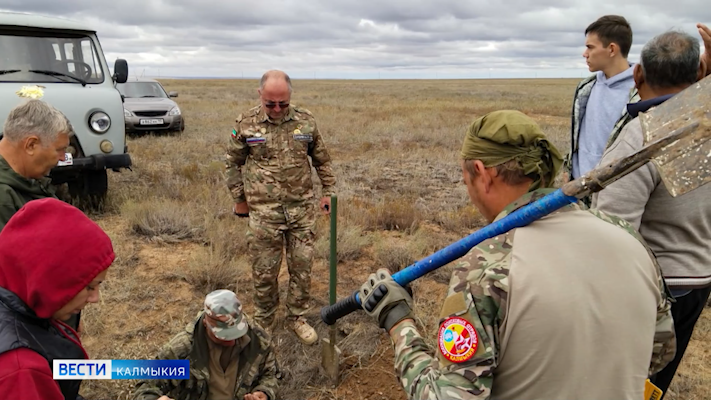 Фрагменты самолета времен Великой Отечественной обнаружили поисковики на территории Малодербетовского района