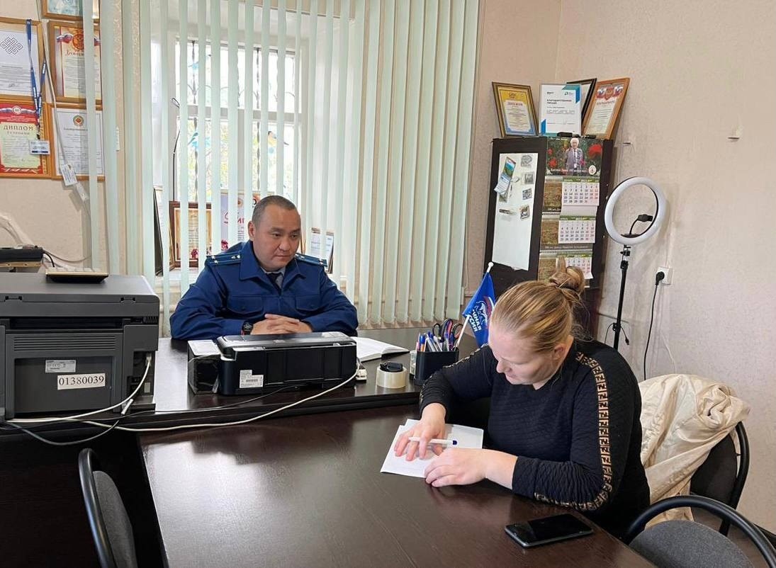 Мобильная приемная прокуратуры Яшалтинского района прибыла в п. Красный Партизан