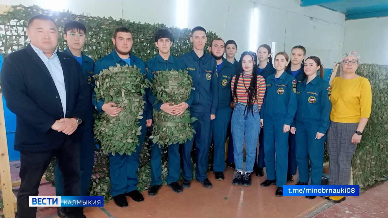 В многопрофильном колледже Городовиковска плетут маскировочные сети для бойцов, находящихся в зоне СВО.