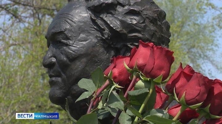 Сегодня в Калмыкии отмечают День калмыцкой поэзии