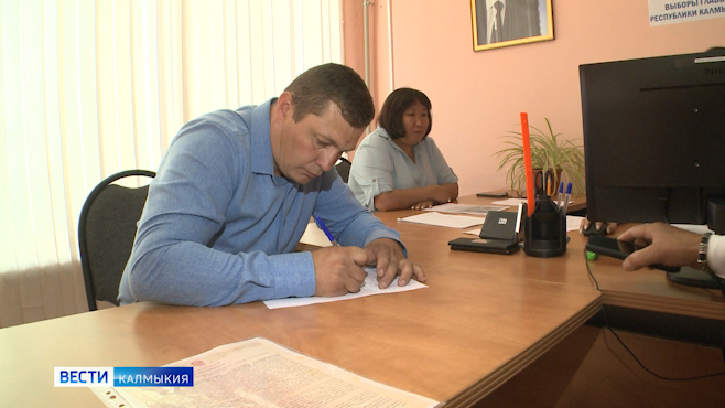 Сегодня в региональный Избирком документы на участие в выборах главы Калмыкии подал Юрий Хрущев
