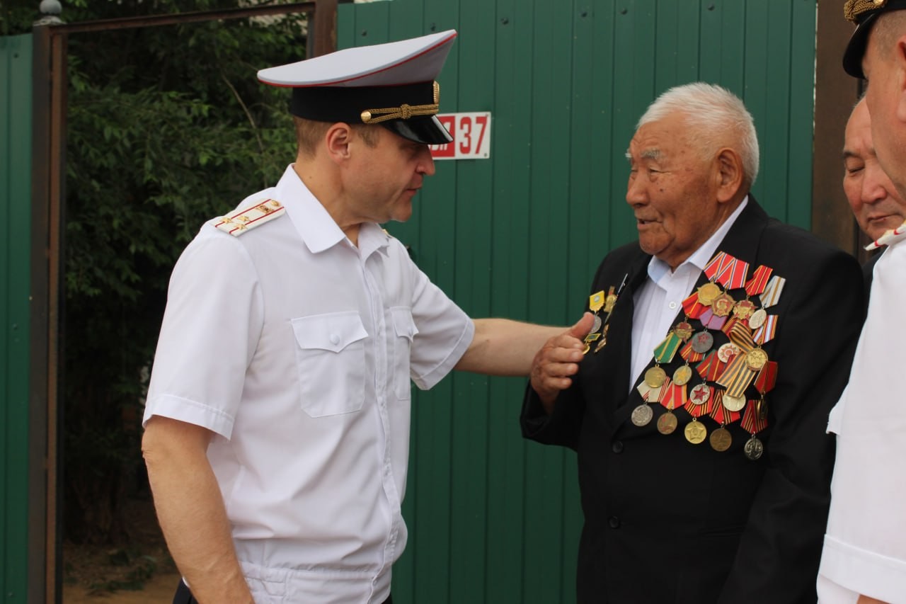 С днём России министр внутренних дел по Калмыкии Дмитрий Григорьев поздравил ветеранов ведомства
