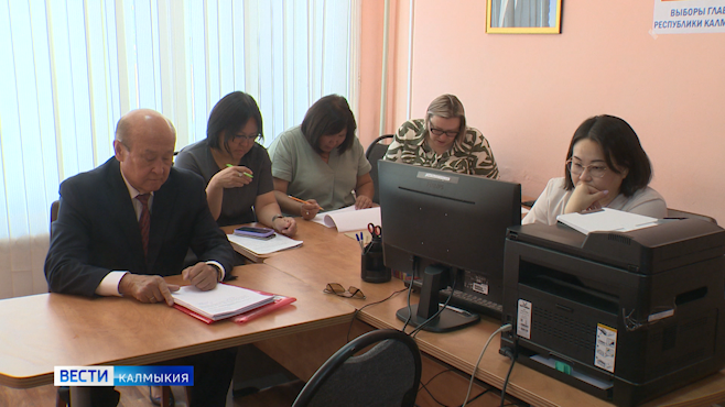Сегодня кандидат от КПРФ Михаил Намруев первым из претендентов на пост главы республики подал документы в региональный Избирком на регистрацию