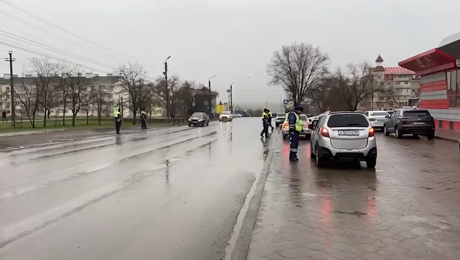 В целях профилактики детского дорожно-транспортного травматизма и пресечения фактов нарушения правил перевозки детей в салоне автомобиля, сотрудники ГАИ проводят рейдовое мероприятие «Ребенок-пассажир» в Элисте.