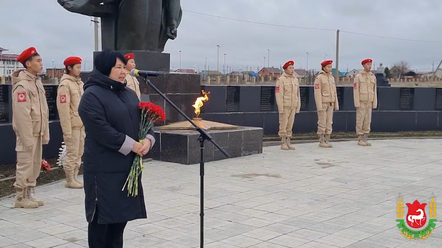 Сегодня в День Неизвестного солдата жители районного центра Троицкое Целинного района собрались, чтобы почтить память воинов, всех тех, кто отдал свою жизнь за Родину.