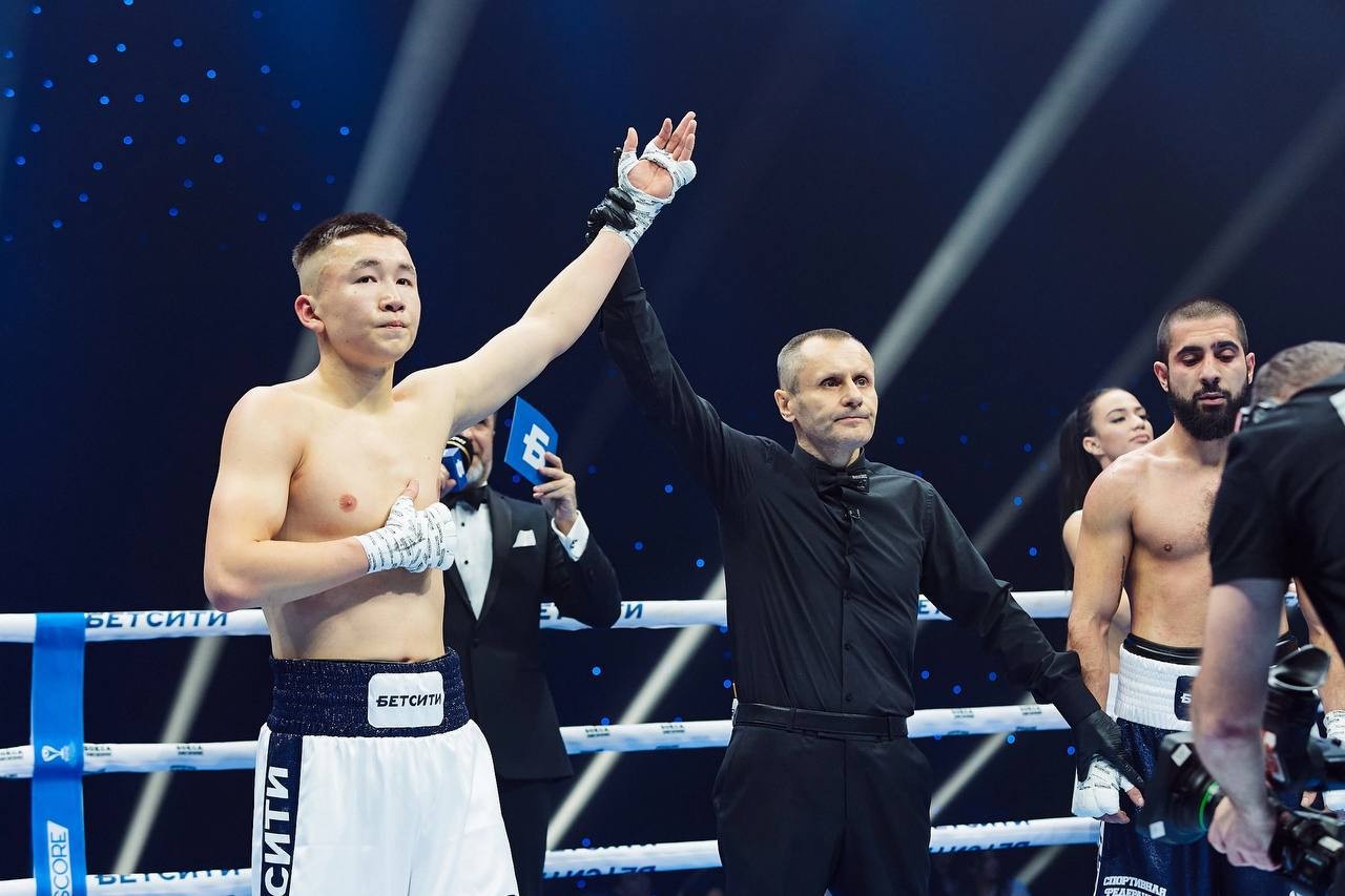 Арлтан Абушинов - победитель вечера профессионального бокса "SAINT-BOXINGBURG" в Санкт-Петербурге.