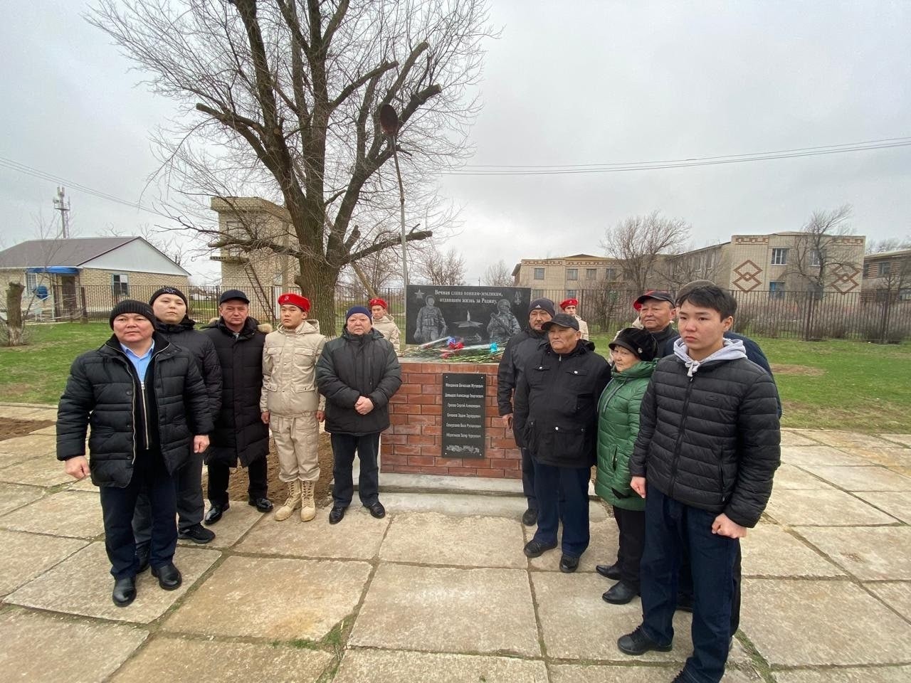 В Калмыкии в поселке Первомайский Приютненского района состоялось торжественное открытие мемориальной плиты