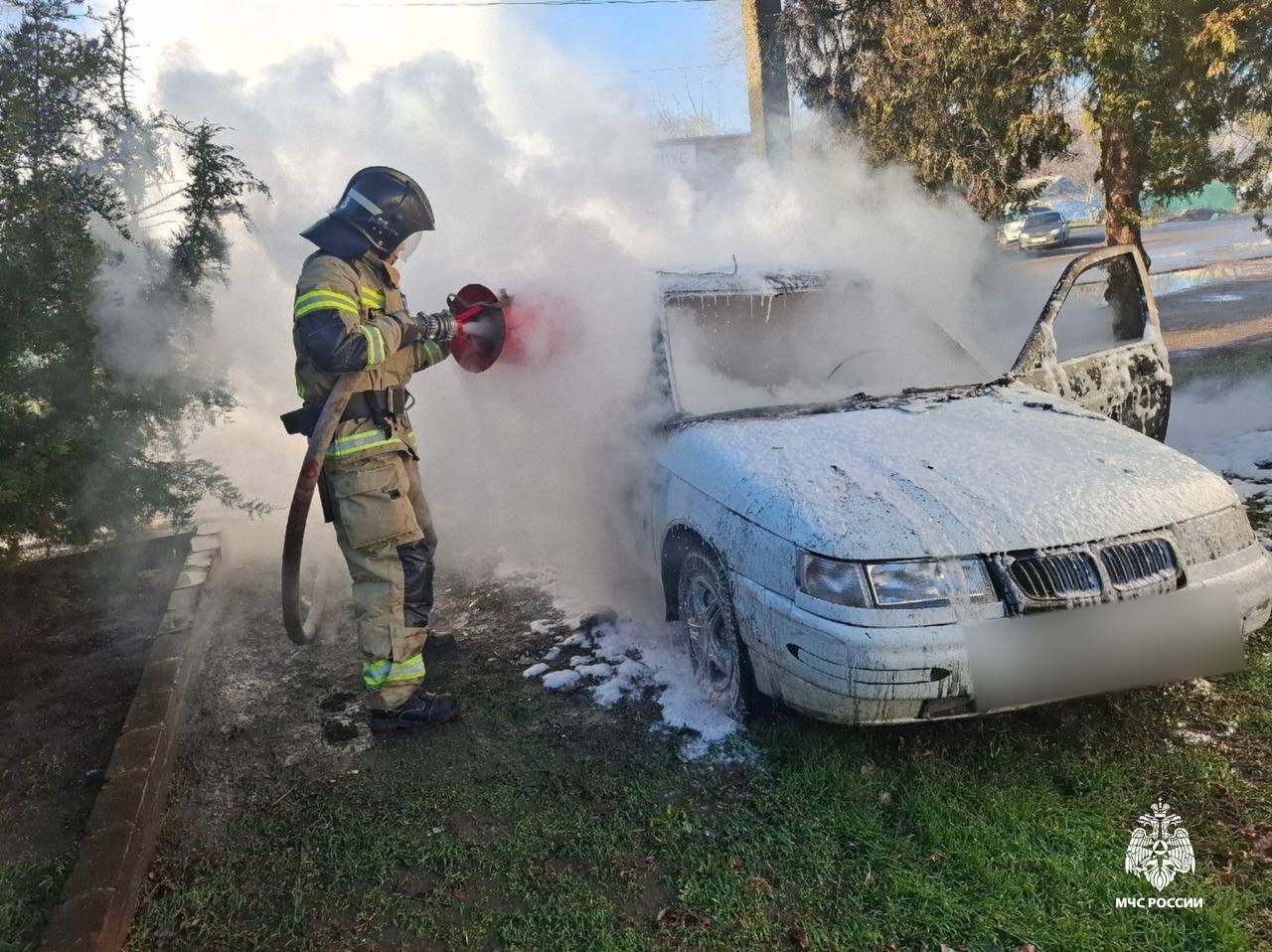 Пожарные ликвидировали возгорание автомобиля в Городовиковском районе