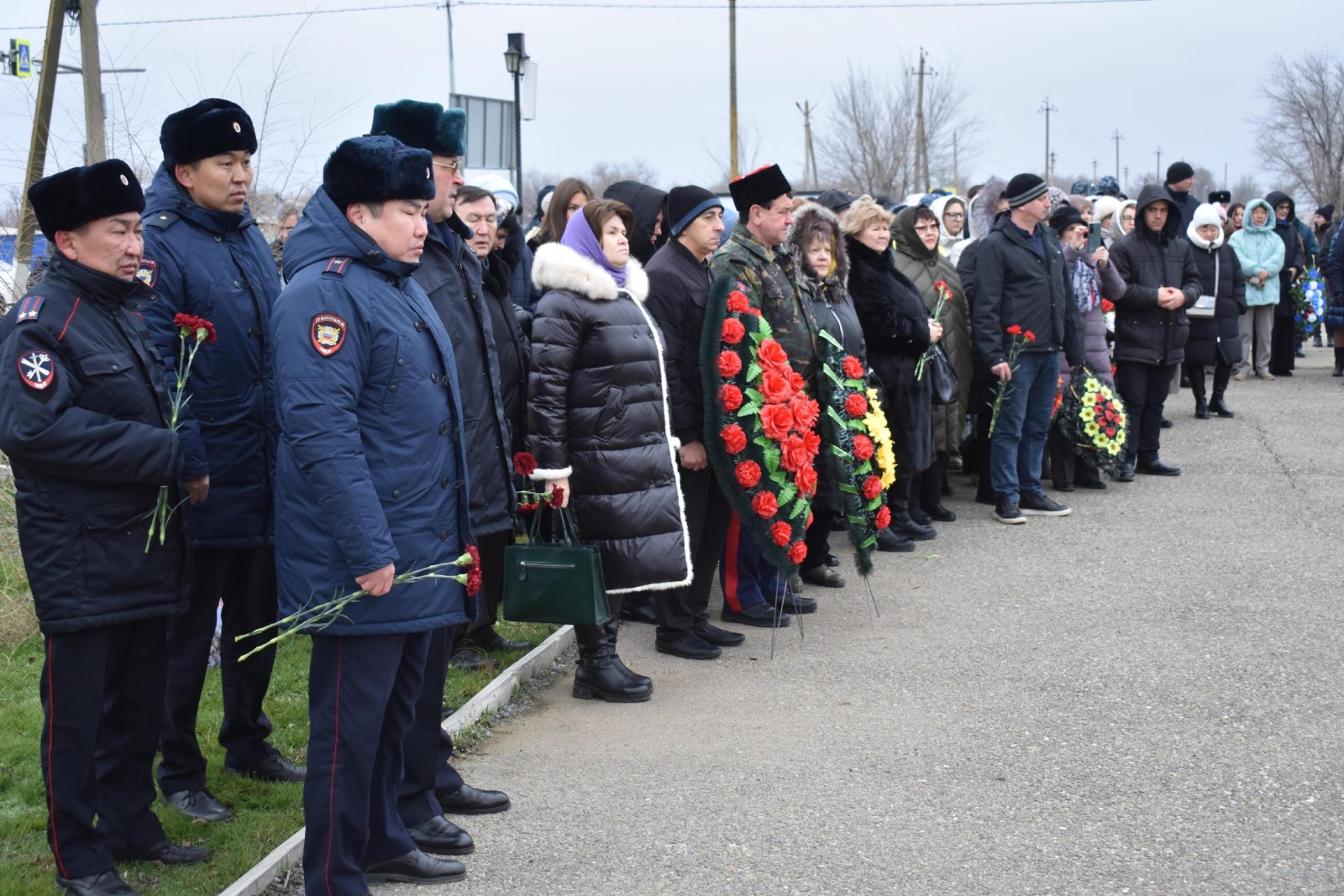 На Мемориальном комплексе села Приютное прошёл траурный митинг, посвященный Дню памяти жертв депортации калмыцкого народа.