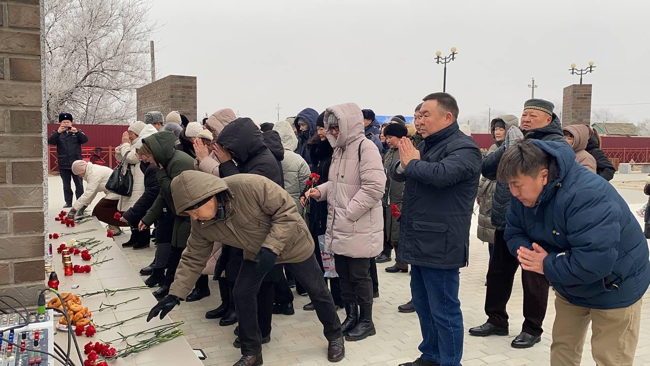 Сегодня в Малых Дербетах состоялся траурный митинг, посвящённый Дню памяти жертв депортации калмыцкого народа.