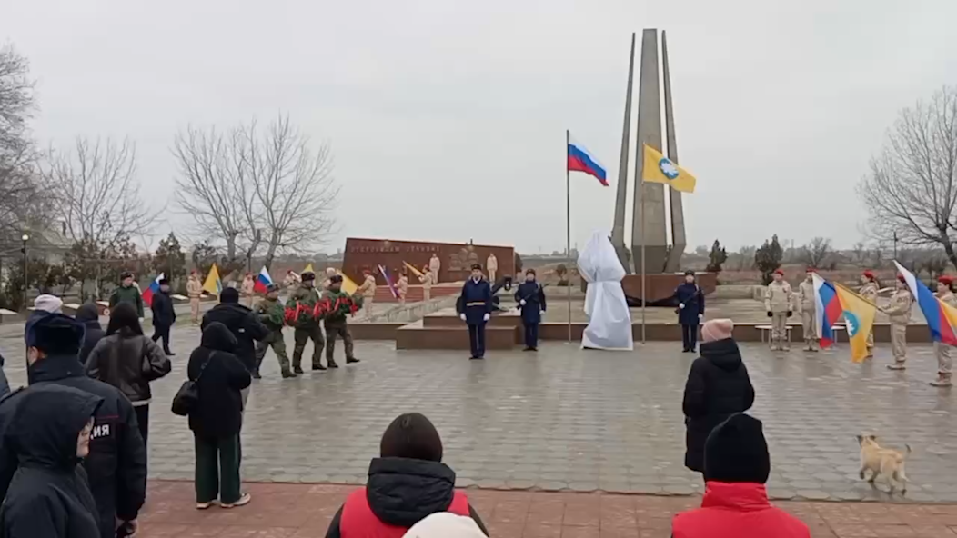 В Калмыкии городе Лагани все готово к началу торжественного открытия памятника Герою РФ Мингияну Лиджиеву.