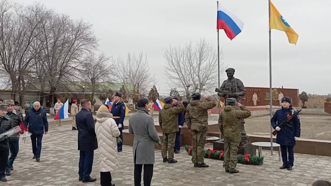 На родине героя России воздвигли памятник