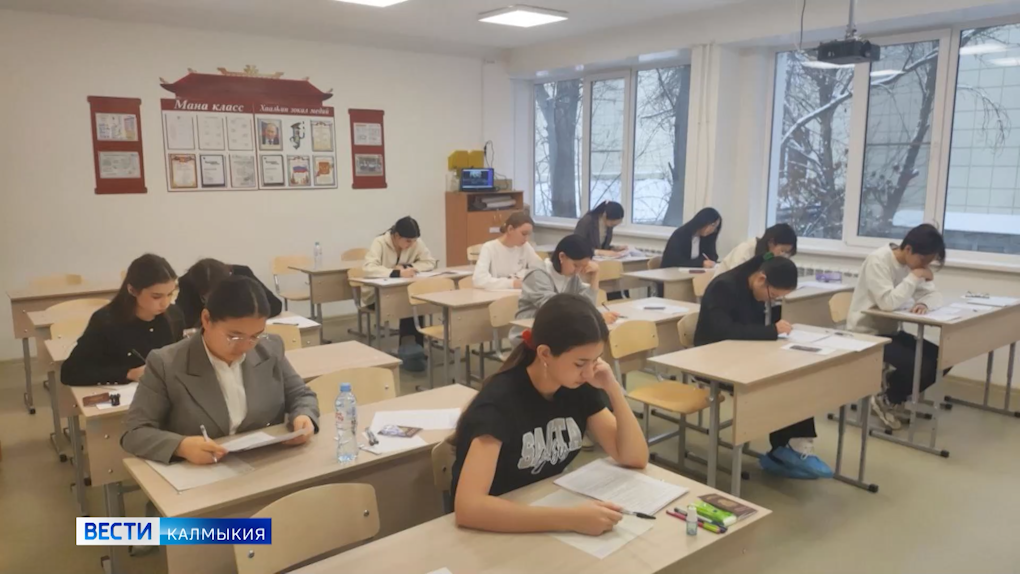 В Элистинской многопрофильной гимназии прошел второй тур регионального этапа всероссийской олимпиады школьников по обществознанию.