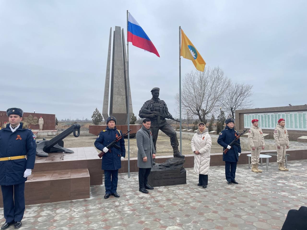 В Калмыкии в городе Лагани завершилась торжественная церемония открытия памятника герою Российской Федерации гвардии капитану Мингияну Лиджиеву.