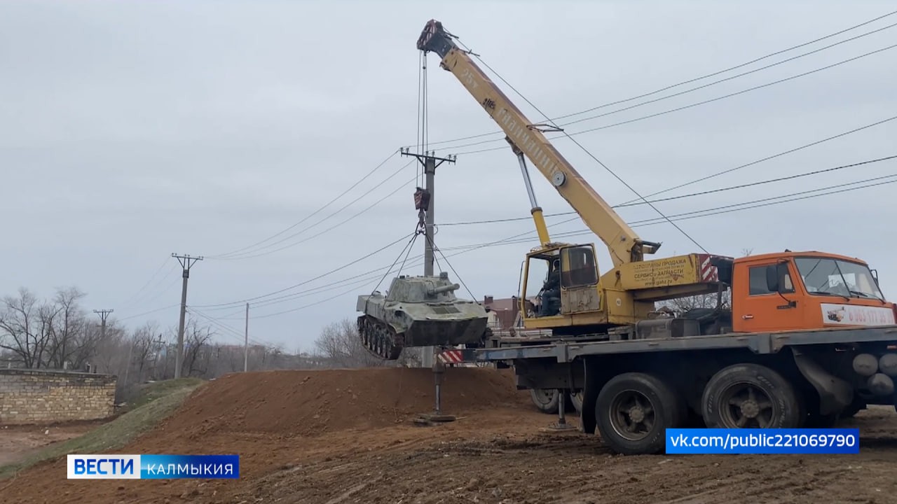 У здания центра «Воин» установлена боевая машина «НОНА».