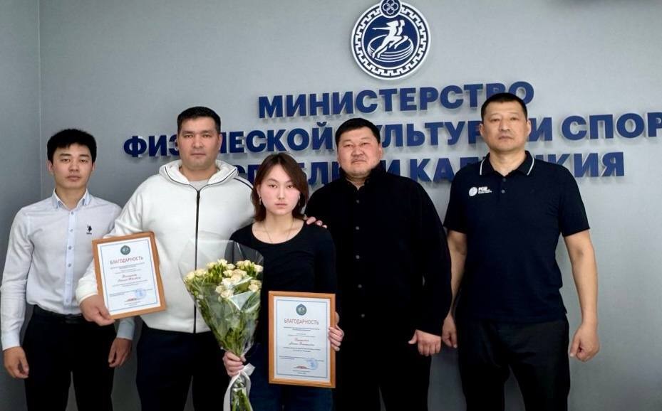И. о. министра физической культуры и спорта Калмыкии Константин Батыров вручил Благодарности за вклад в развитие спорта Айлане Дурдусовой и тренеру Евгению Джакураеву.