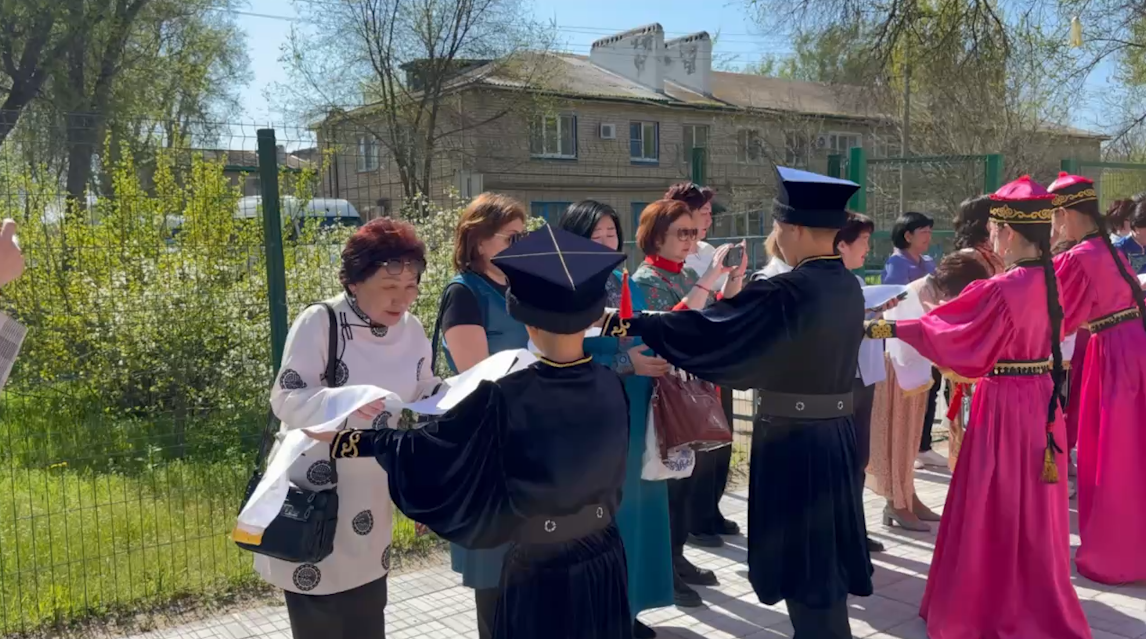 Сегодня в Лагани встречают педагогов из Бурятии и Забайкальского края.