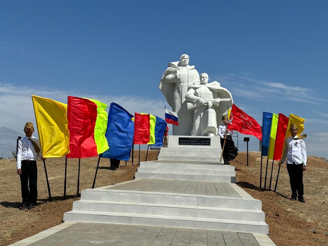 Сегодня в поселке Шин Мер состоялось открытие отреставрированного памятника землякам героически погибшим в годы Великой Отечественной войны.