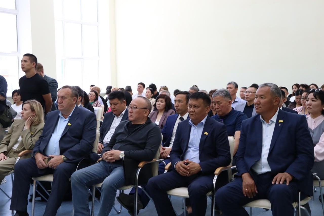 В Элисте вице-спикер Народного Хурала (Парламента) РК Вячеслав Бадмаев, депутаты регионального парламента Олег Пюрбеев, Елена Лотник, Артур Дорджиев и Яков Герман приняли участие в публичных слушаниях по годовому отчёту об исполнении республиканского бюдж