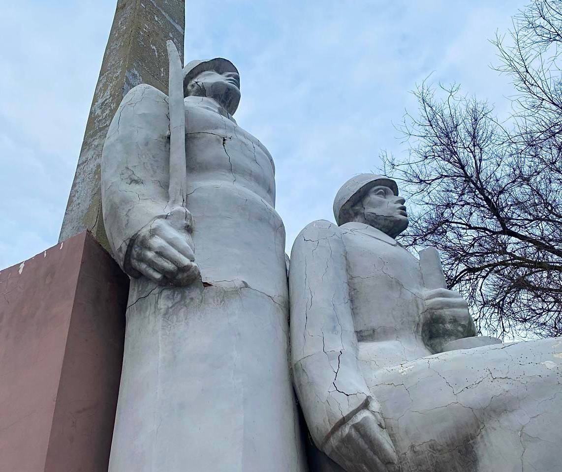 Прокуратура Яшалтинского района добилась восстановления памятников героям Великой Отечественной войны
