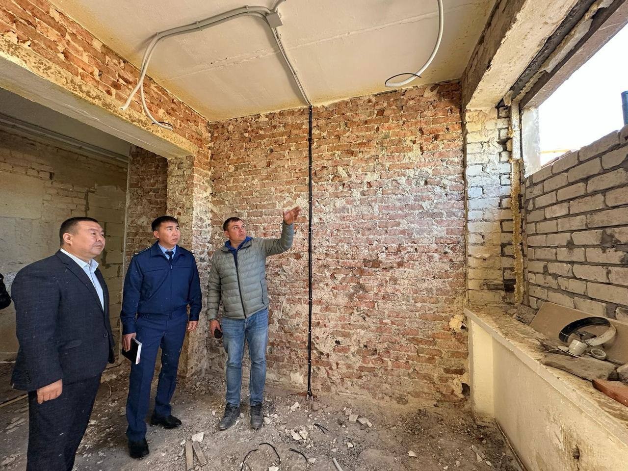 Прокуратура Малодербетовского района проверила ход капитального ремонта здания общеобразовательной школы.