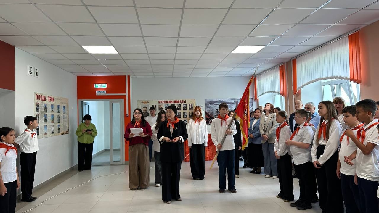 В школе имени Жукова прошла торжественная церемония вступления в пионеры