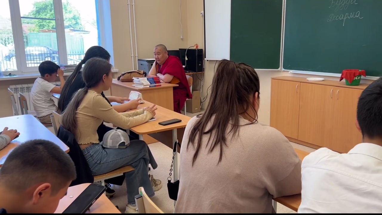 В Калмыкии, в Элисте, занятия в буддийской воскресной школе для детей второй год подряд проводит Шаджин-лама региона, геше Тензин Чойдак.