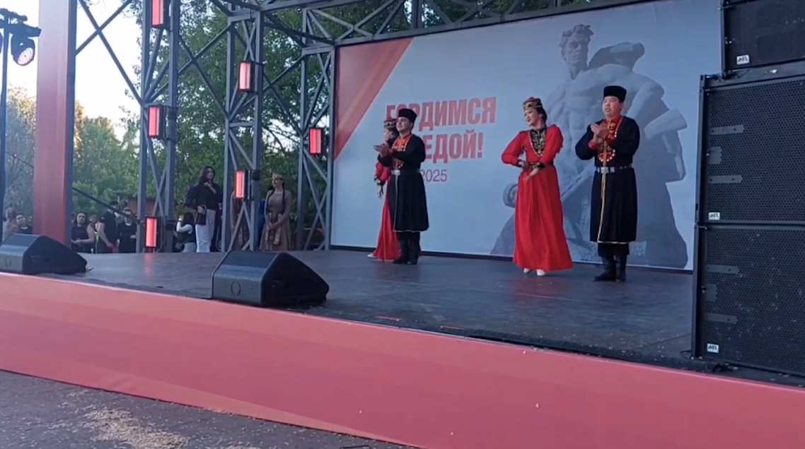 Народный ансамбль песни и танца Калмыцкого госуниверситета «Бумбин орн» принял участие в праздничных торжествах юбилея Победы в Городе-Герое Волгограде
