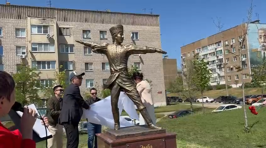 Памятник Эмбе Манджиеву открыт в Элисте