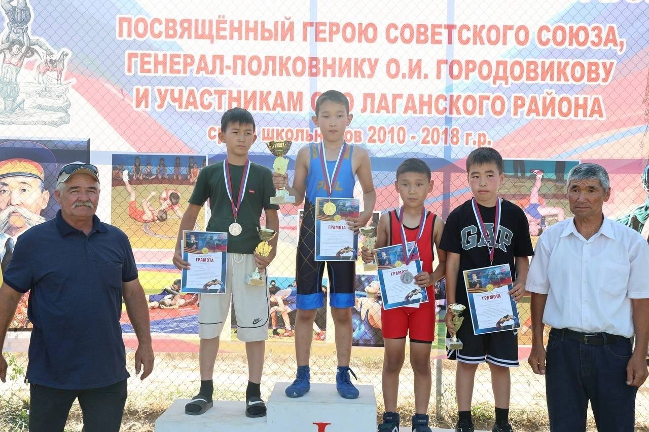 В Калмыкии, в поселке Улан Хол, завершился Всероссийский турнир по вольной борьбе памяти Героя СССР, генерал-полковника Оки Городовикова и участников специальной военной операции Лаганского района.